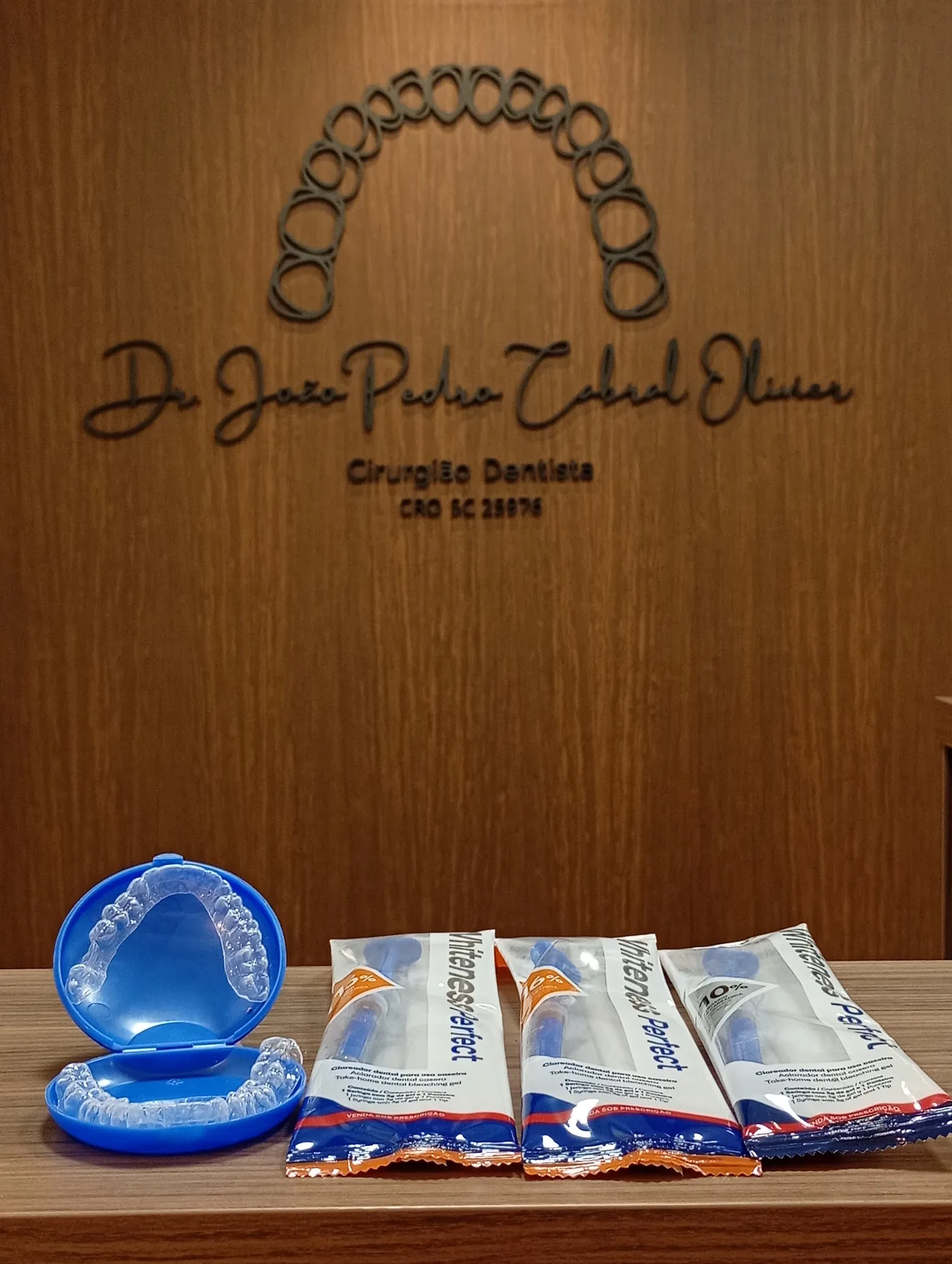Kit de clareamento dental caseiro entregue ao paciente: moldeira personalizada em estojo e seringas do gel clareador Whiteness Perfect